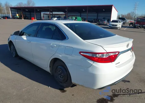 2015 Toyota Camry Se z USA, uszkodzony, nr VIN 4T1BF1FK4FU012056
